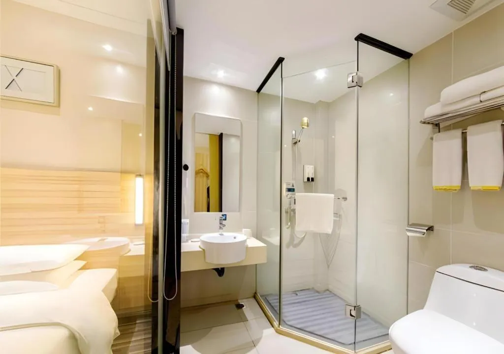 Bed in City Comfort Inn Guilin Two Rivers and Four Lakes Sun and Moon Shuangta