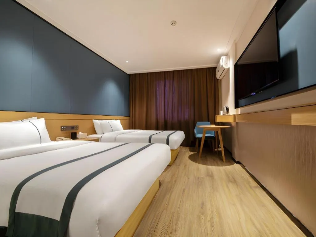 Bed in City Comfort Inn Guilin Two Rivers and Four Lakes Sun and Moon Shuangta