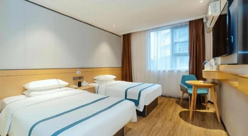 Bed in City Comfort Inn Guilin Two Rivers and Four Lakes Sun and Moon Shuangta