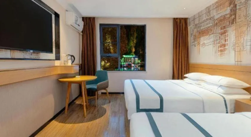 Bed in City Comfort Inn Guilin Two Rivers and Four Lakes Sun and Moon Shuangta