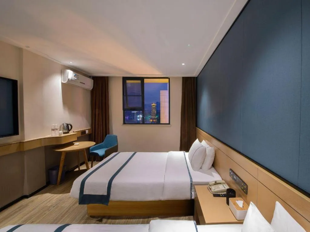 Bed in City Comfort Inn Guilin Two Rivers and Four Lakes Sun and Moon Shuangta