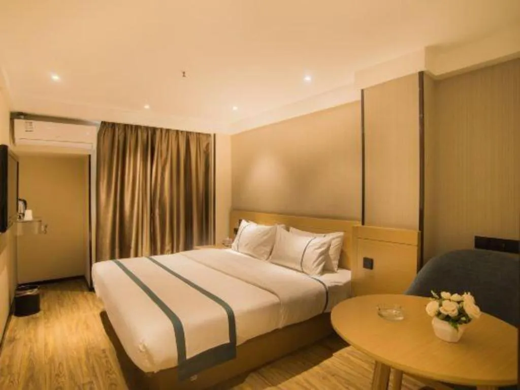 Bed in City Comfort Inn Liuzhou Wuxing Walking Street Zhonghuan Tower