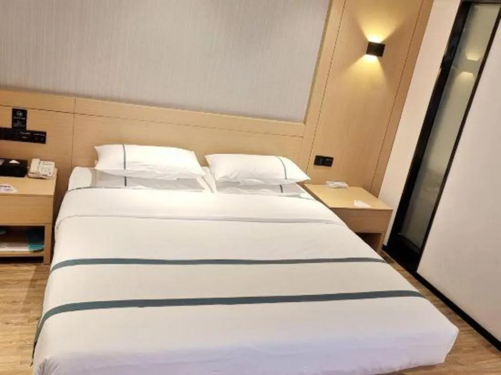 Bed in City Comfort Inn Liuzhou Wuxing Walking Street Zhonghuan Tower