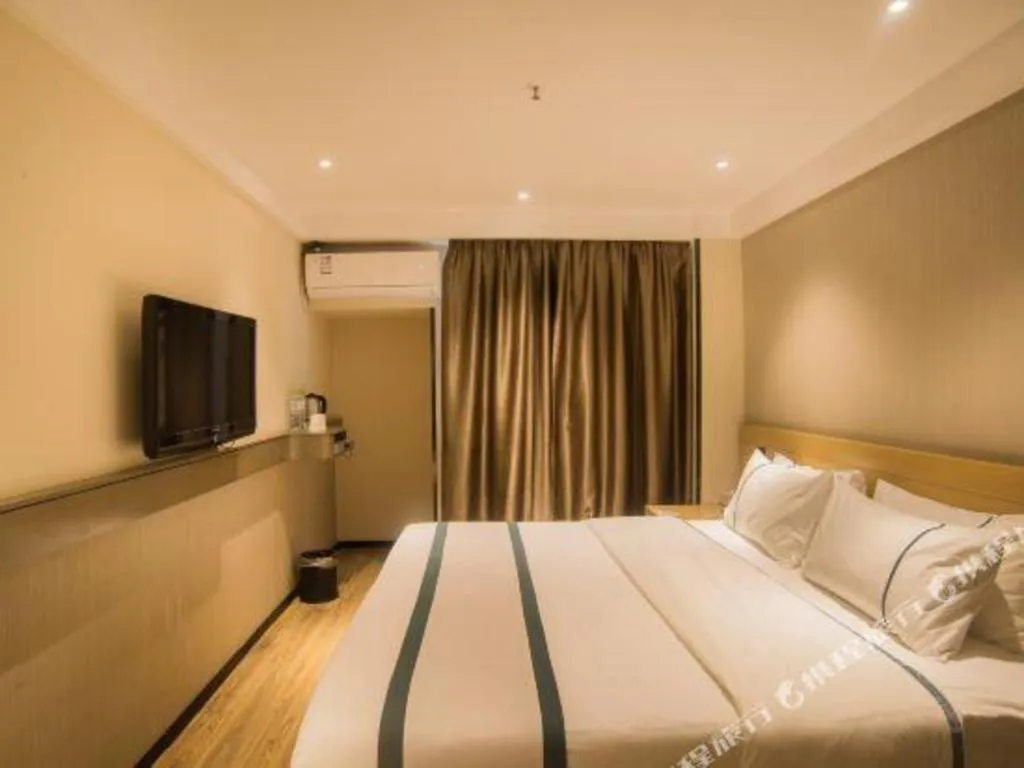 Bed in City Comfort Inn Liuzhou Wuxing Walking Street Zhonghuan Tower