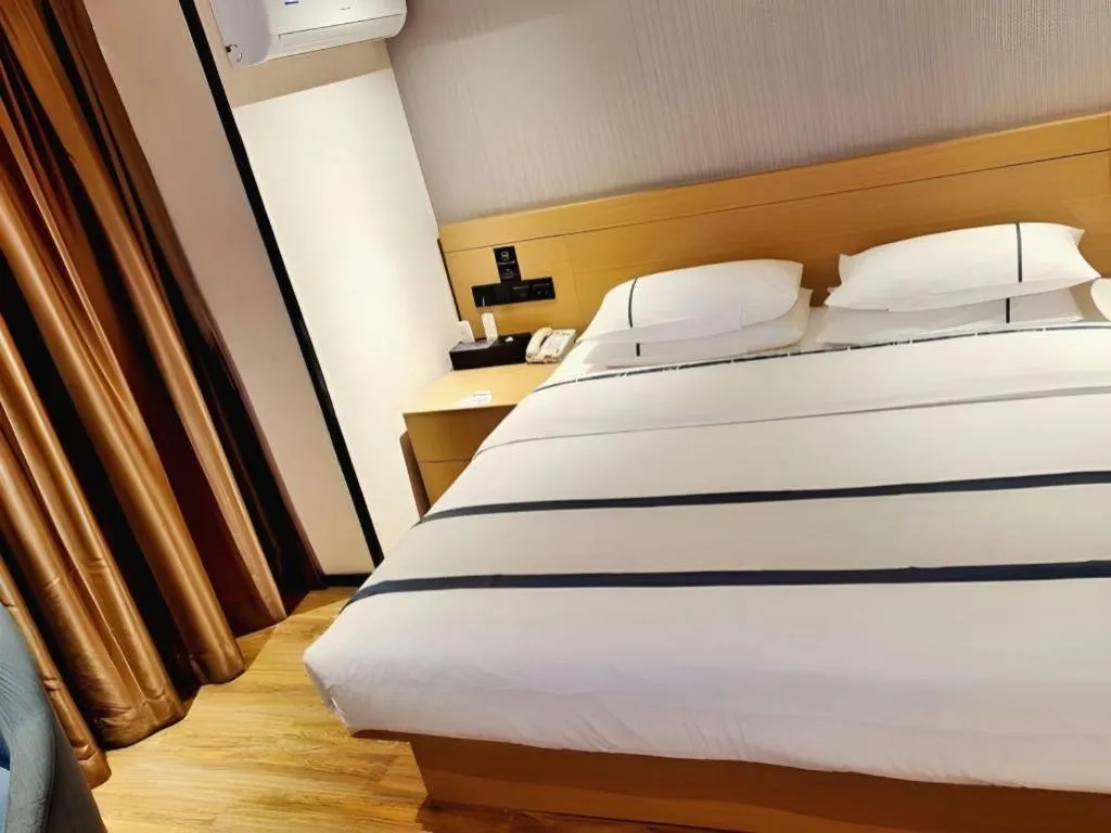 Bed in City Comfort Inn Liuzhou Wuxing Walking Street Zhonghuan Tower