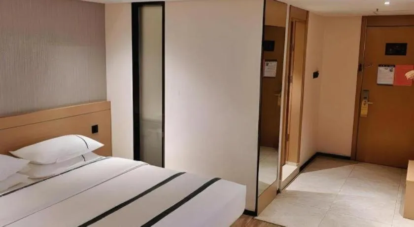 Bed in City Comfort Inn Liuzhou Wuxing Walking Street Zhonghuan Tower