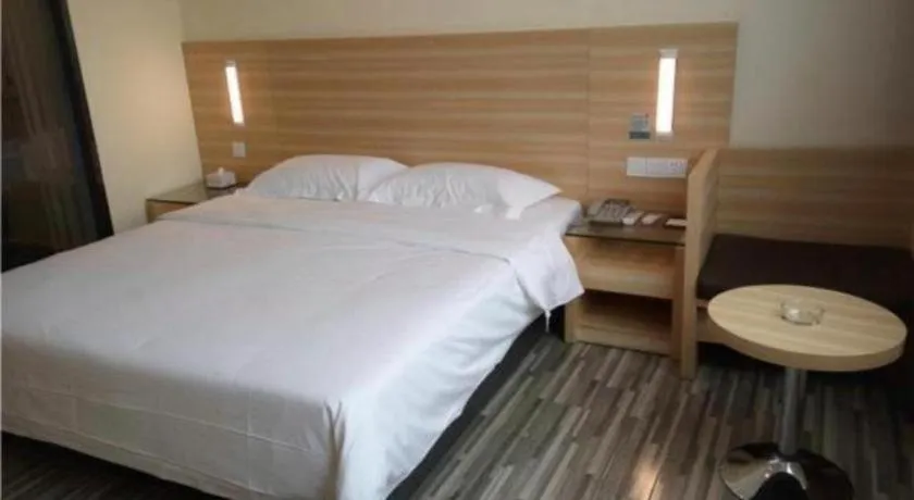 Bed in City Comfort Inn Zhongshan Dongsheng One Plus One