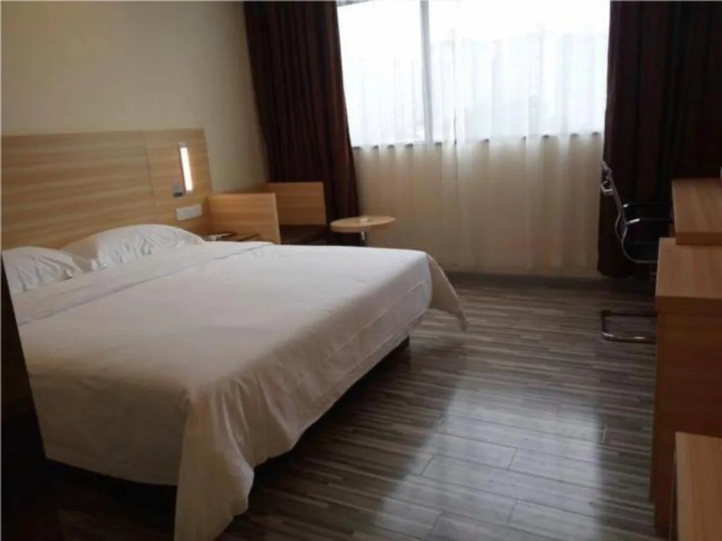 Bed in City Comfort Inn Zhongshan Dongsheng One Plus One