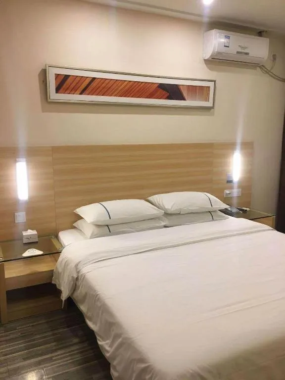 Bed in City Comfort Inn Zhongshan Dongsheng One Plus One
