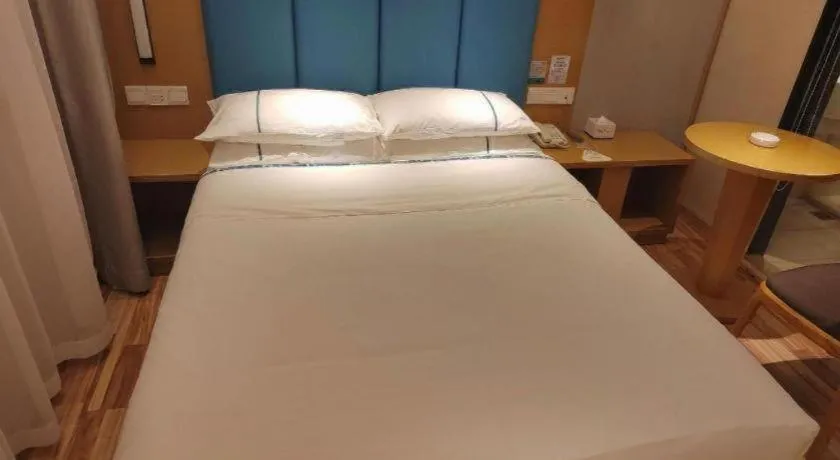 Bed in City Comfort Inn Jingzhou Wanda Plaza