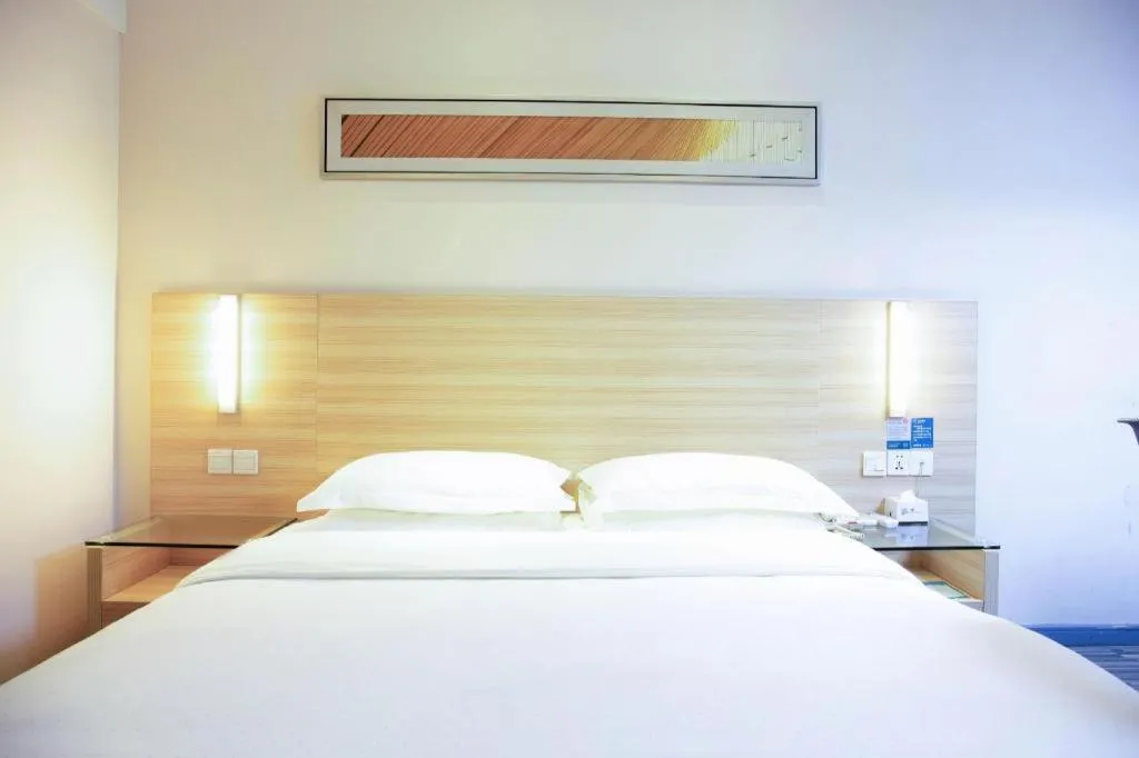 Bed in City Comfort Inn Tianmen East Lake Wanda Plaza