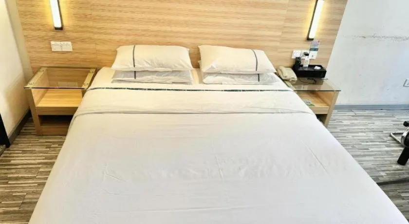 Bed in City Comfort Inn Tianmen East Lake Wanda Plaza