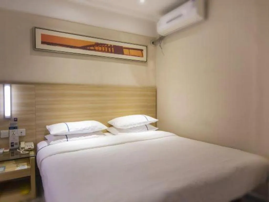 Bed in City Comfort Inn Zhongshan Xiaolan Xinduhui Gymnasium