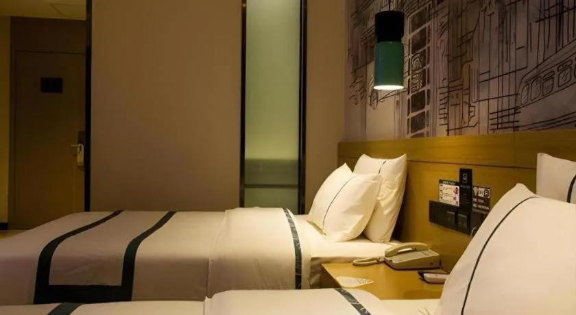 Bed in City Comfort Inn Huanggang Wuxue Bus Center