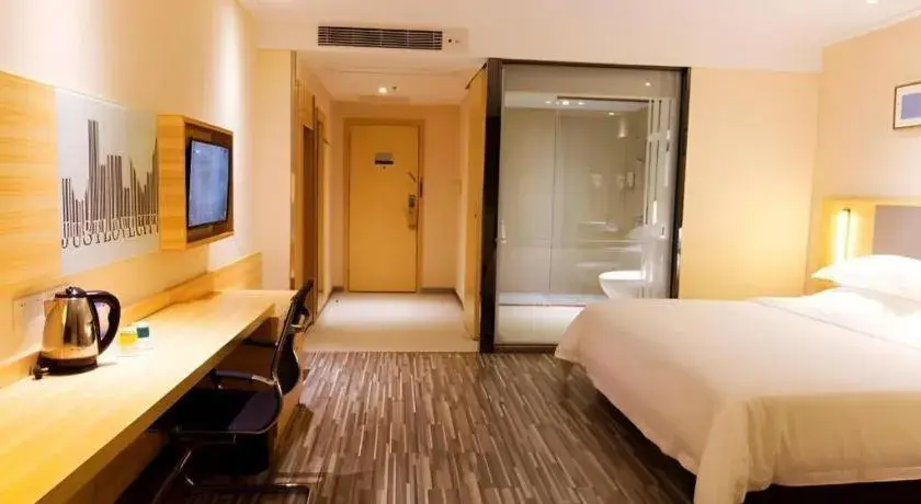 Bed in City Comfort Inn Zhanjiang Seaside Park Guanhai Corridor Bed in City Comfort Inn Zhanjiang Seaside Park Guanhai Corridor