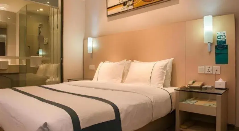 Bed in City Comfort Inn Yulin Youth Square 1st People's Hospital Bed in City Comfort Inn Yulin Youth Square 1st People's Hospital