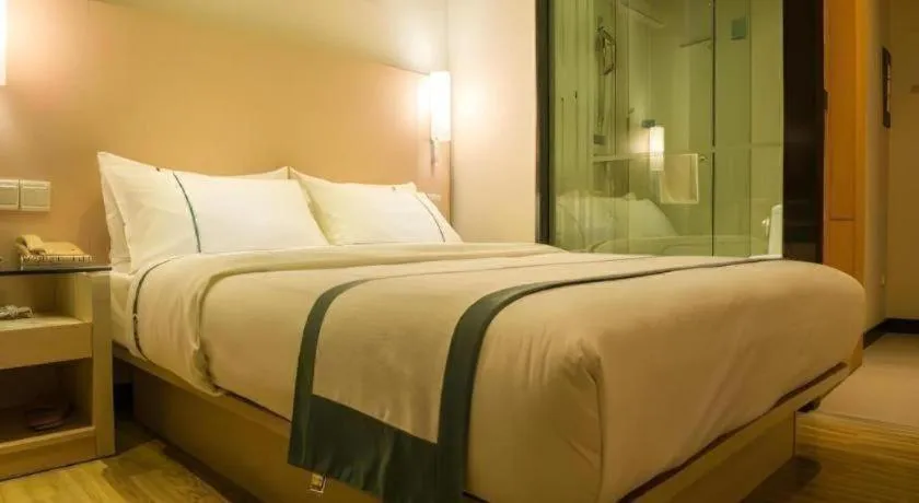 Bed in City Comfort Inn Yulin Youth Square 1st People's Hospital