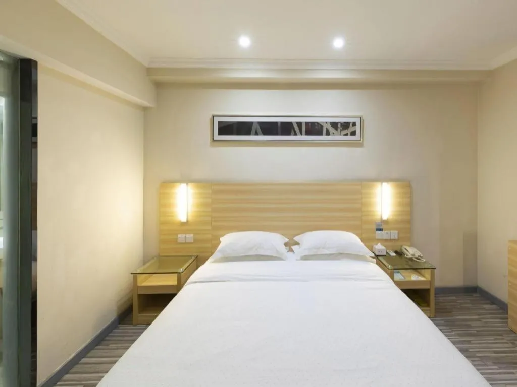 Bed in City Comfort Inn Wuhan Dream Times Baotong Temple Metro Station