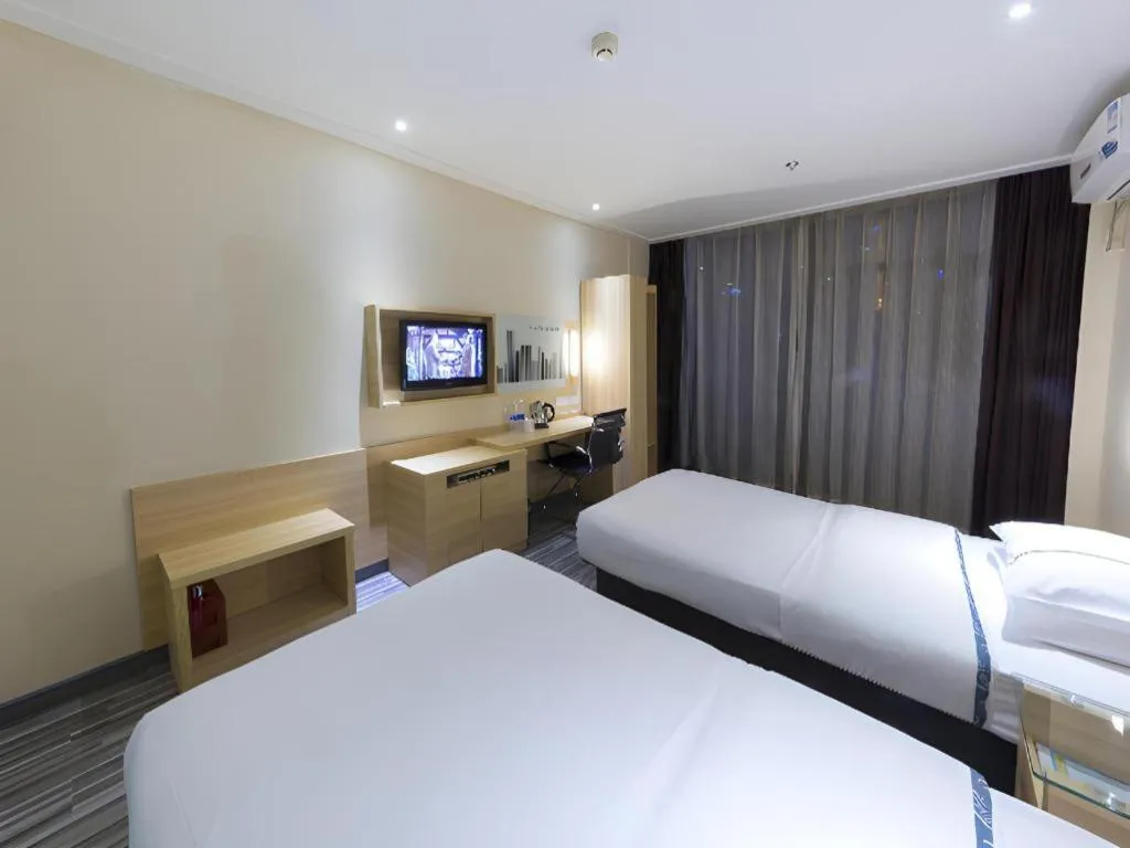 Bed in City Comfort Inn Wuhan Dream Times Baotong Temple Metro Station