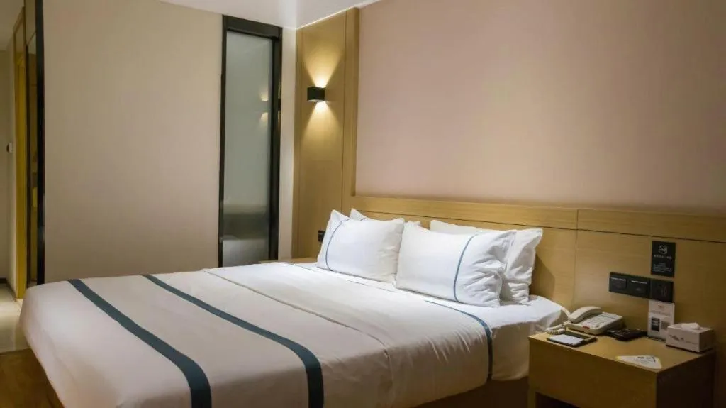 Bed in City Comfort Inn Zhanjiang Middle Haibin Avenue Wanda Plaza