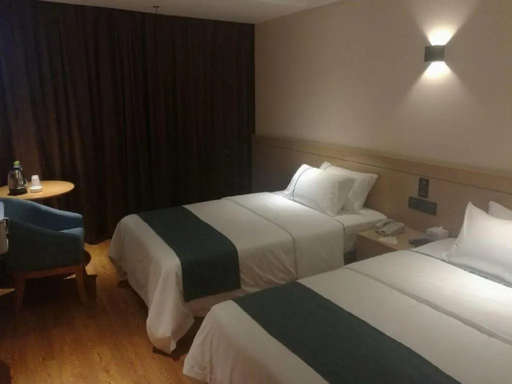 Bed in City Comfort Inn Zhanjiang Middle Haibin Avenue Wanda Plaza