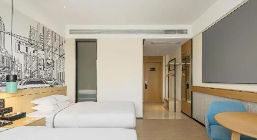 Bed in City Comfort Inn Zhanjiang Middle Haibin Avenue Wanda Plaza