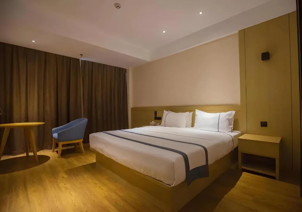 Bed in City Comfort Inn Zhanjiang Middle Haibin Avenue Wanda Plaza