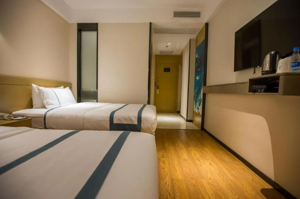 Bed in City Comfort Inn Zhanjiang Middle Haibin Avenue Wanda Plaza