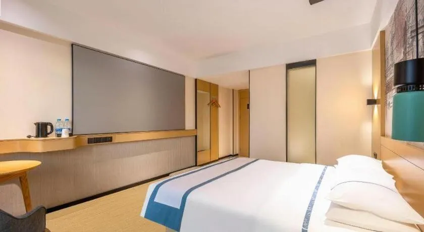 Bed in City Comfort Inn Dongfang Donghai Road Gymnasium Municipal Government