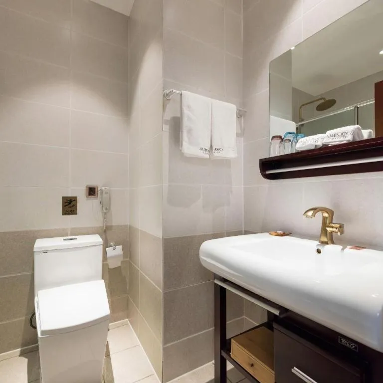 James Joyce Coffetel· Tianjin Olympic Center Lingbin Road Metro Station