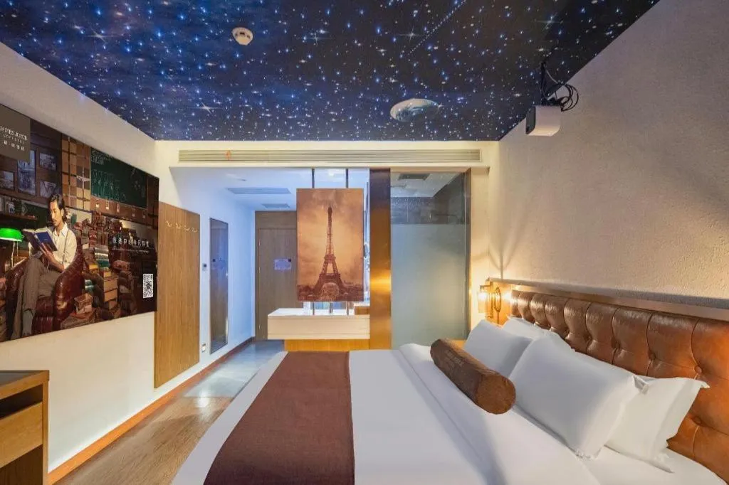 Bed in James Joyce Coffetel Shijiazhuang the Mixc Jinyuan Tower Airport Bus