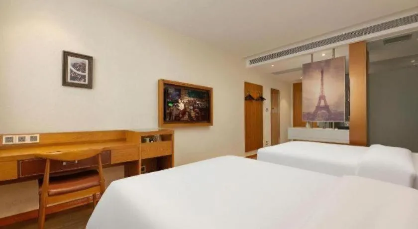 Bed in James Joyce Coffetel Shijiazhuang the Mixc Jinyuan Tower Airport Bus