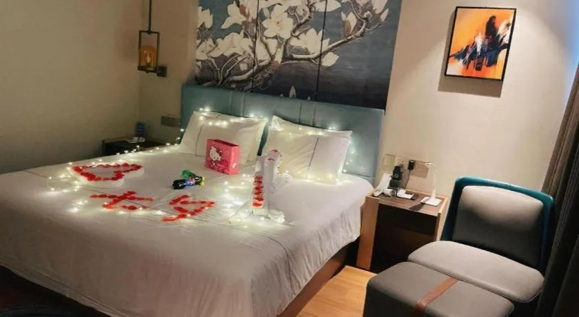 Bed in Magnotel Tongxiang Shimao Center