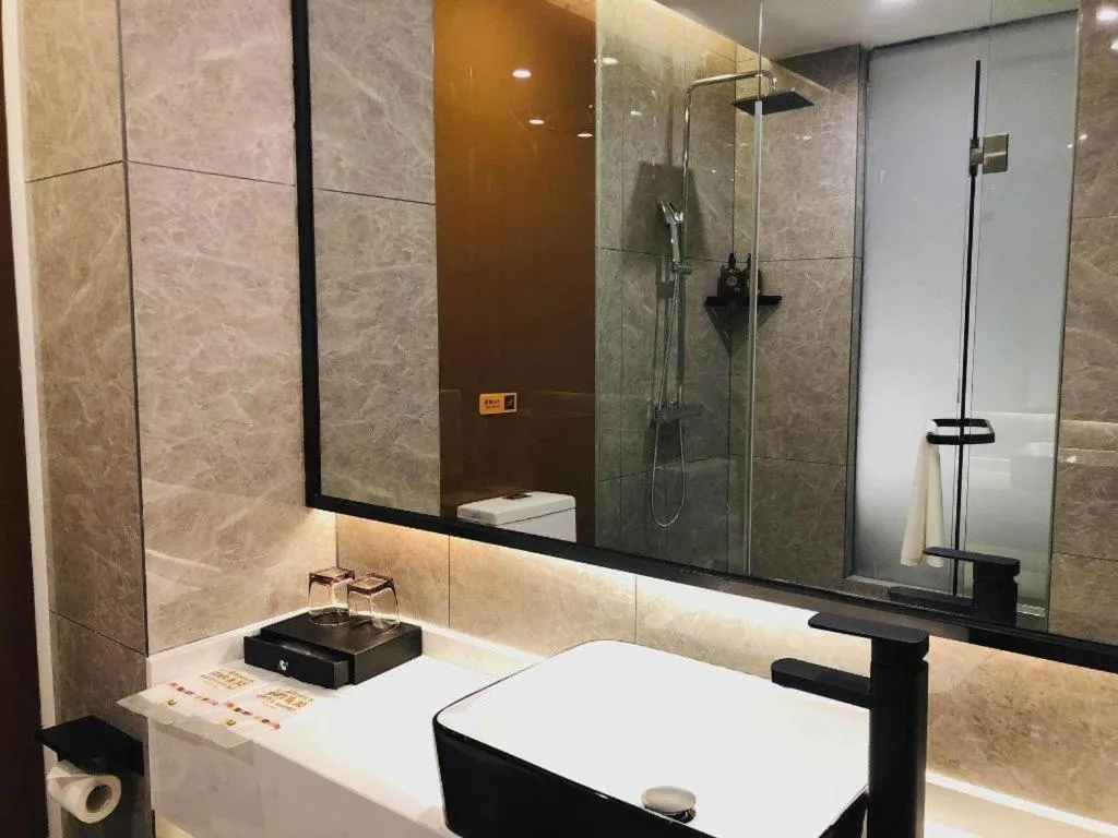 IU Hotels· Wuhan Jianghan Road Metro Station