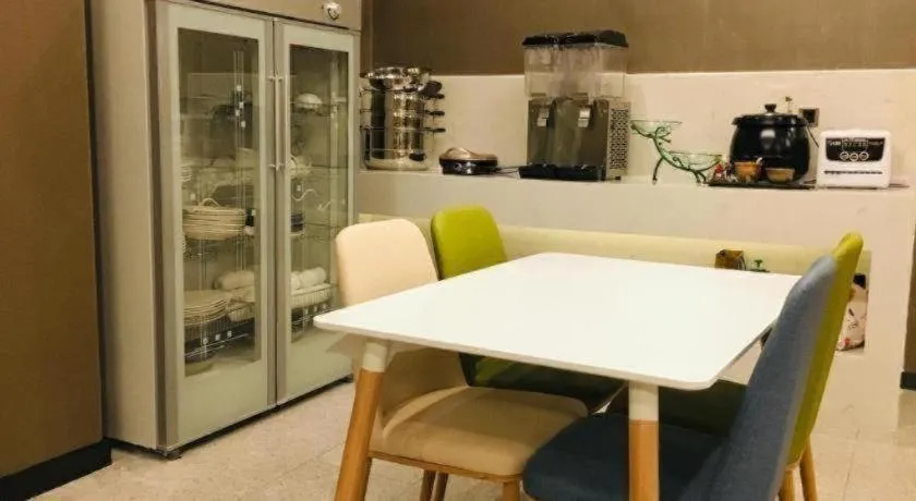 IU Hotels· Wuhan Jianghan Road Metro Station