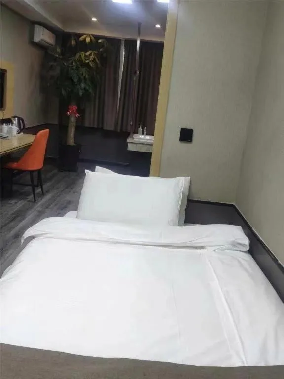 Bed in Thank Inn Plus Hotel Xinjiang Urumqi Tianshan District Bingtuan Erzhong