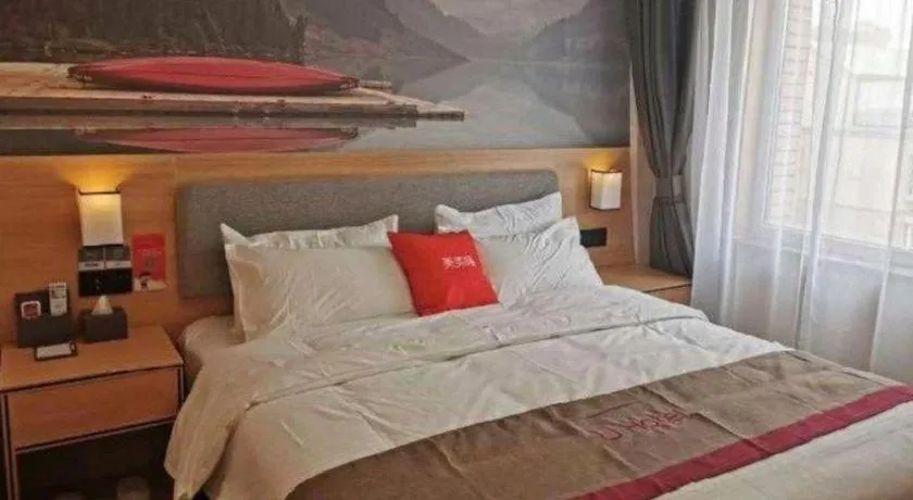 Bed in Thank Inn Plus Hotel Xinjiang Urumqi Tianshan District Bingtuan Erzhong
