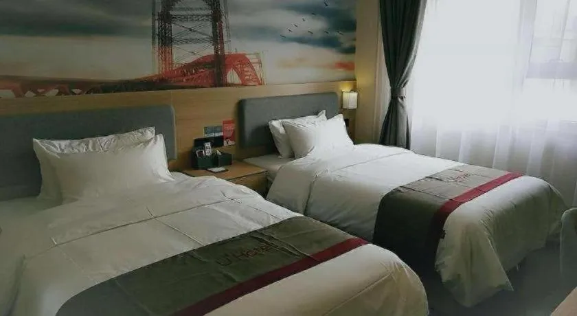 Bed in Thank Inn Plus Hotel Xinjiang Urumqi Tianshan District Bingtuan Erzhong