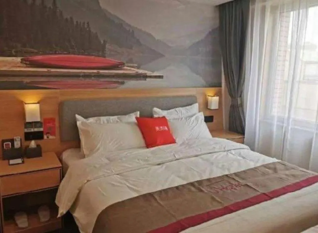 Bed in Thank Inn Plus Hotel Xinjiang Urumqi Tianshan District Bingtuan Erzhong