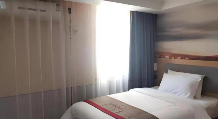 Bed in Thank Inn Plus Hotel Xinjiang Urumqi Tianshan District Bingtuan Erzhong