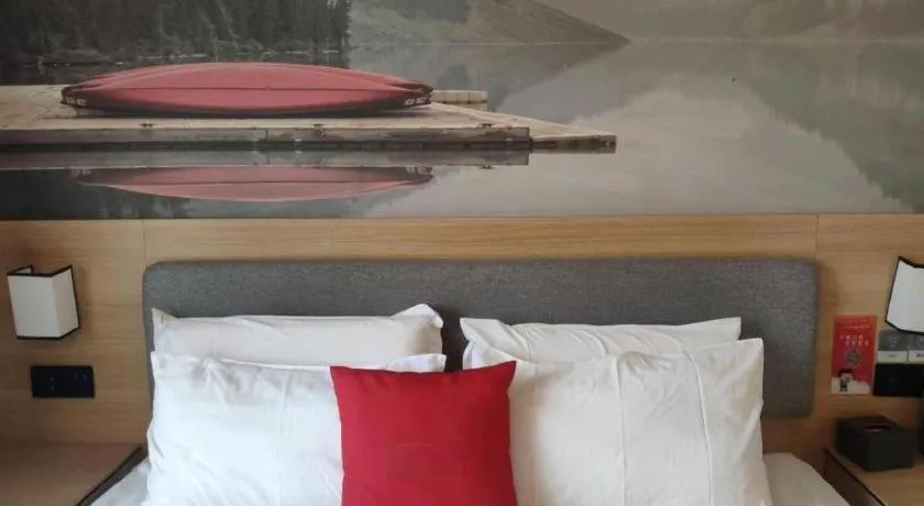 Bed in Thank Inn Plus Hotel Xinjiang Urumqi Tianshan District Bingtuan Erzhong