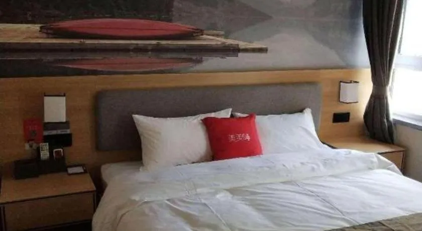 Bed in Thank Inn Plus Hotel Xinjiang Urumqi Tianshan District Bingtuan Erzhong