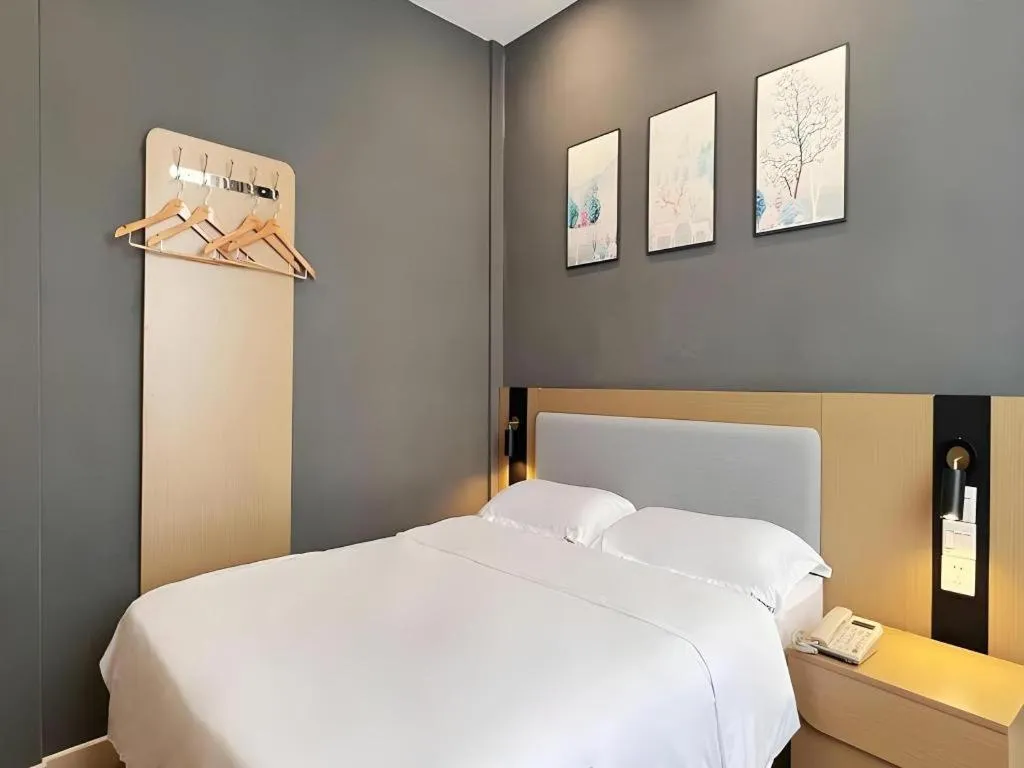 Bed in Thank Inn Hotel Hainan Sanya Sanya Bay Seascape Branch