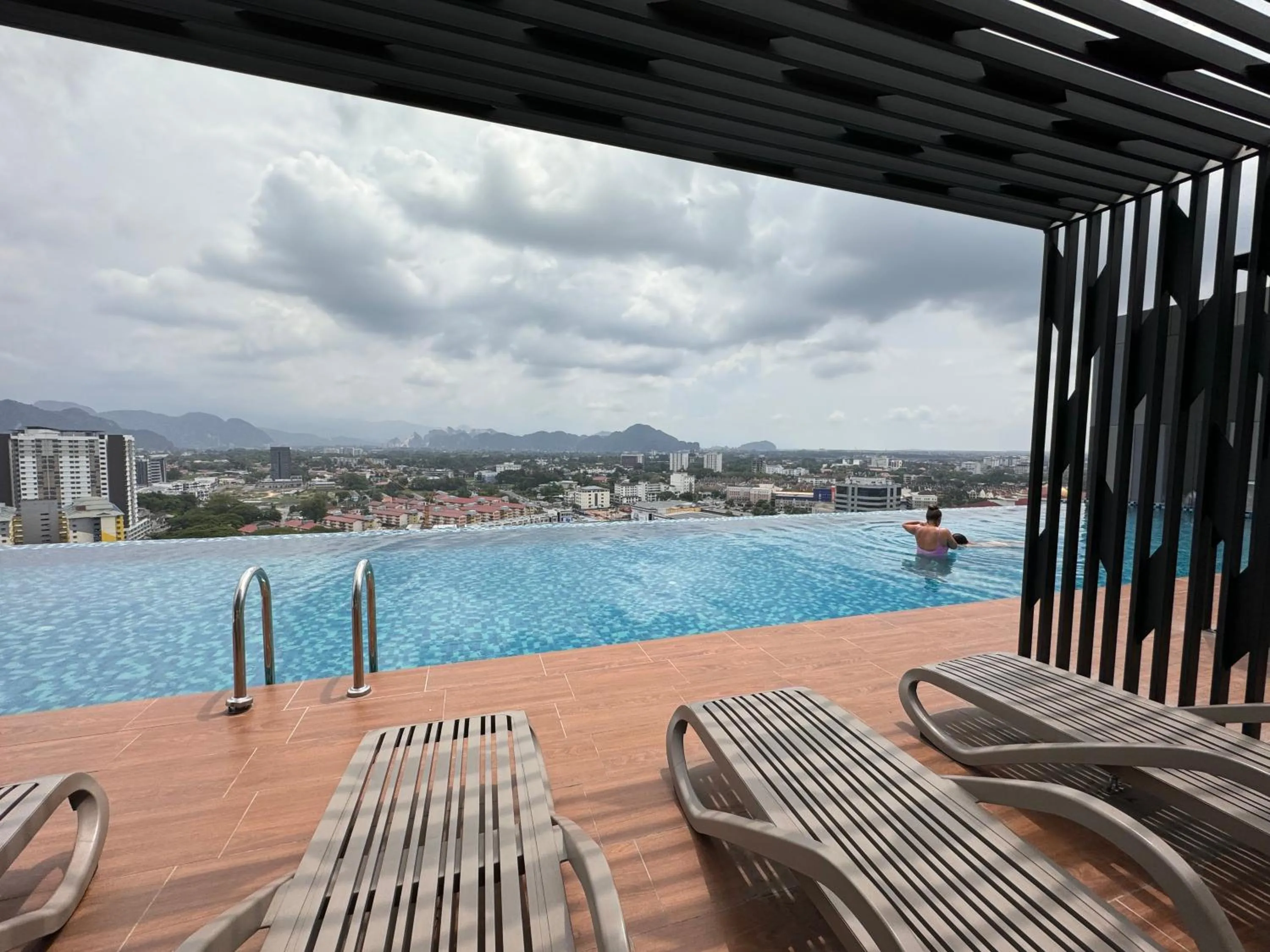Day in Ipoh Horizon Skypool Town Suites 4-11pax by IWH Suites