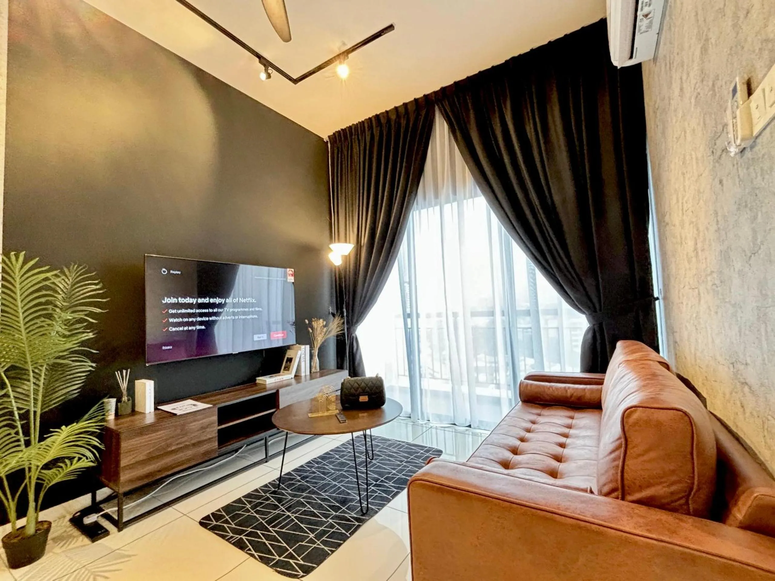 Three-Bedroom Apartment with Balcony in Ipoh Horizon Skypool Town Suites 4-11pax by IWH Suites