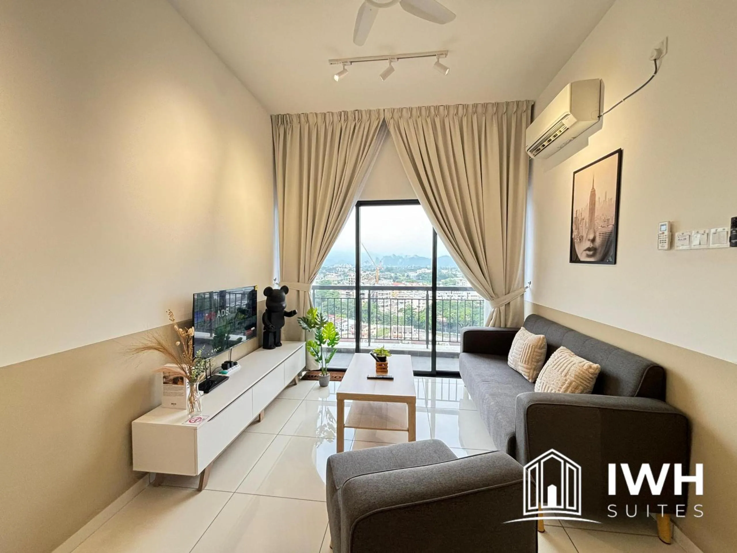 Communal lounge/ TV room in Ipoh Horizon Skypool Town Suites 4-11pax by IWH Suites