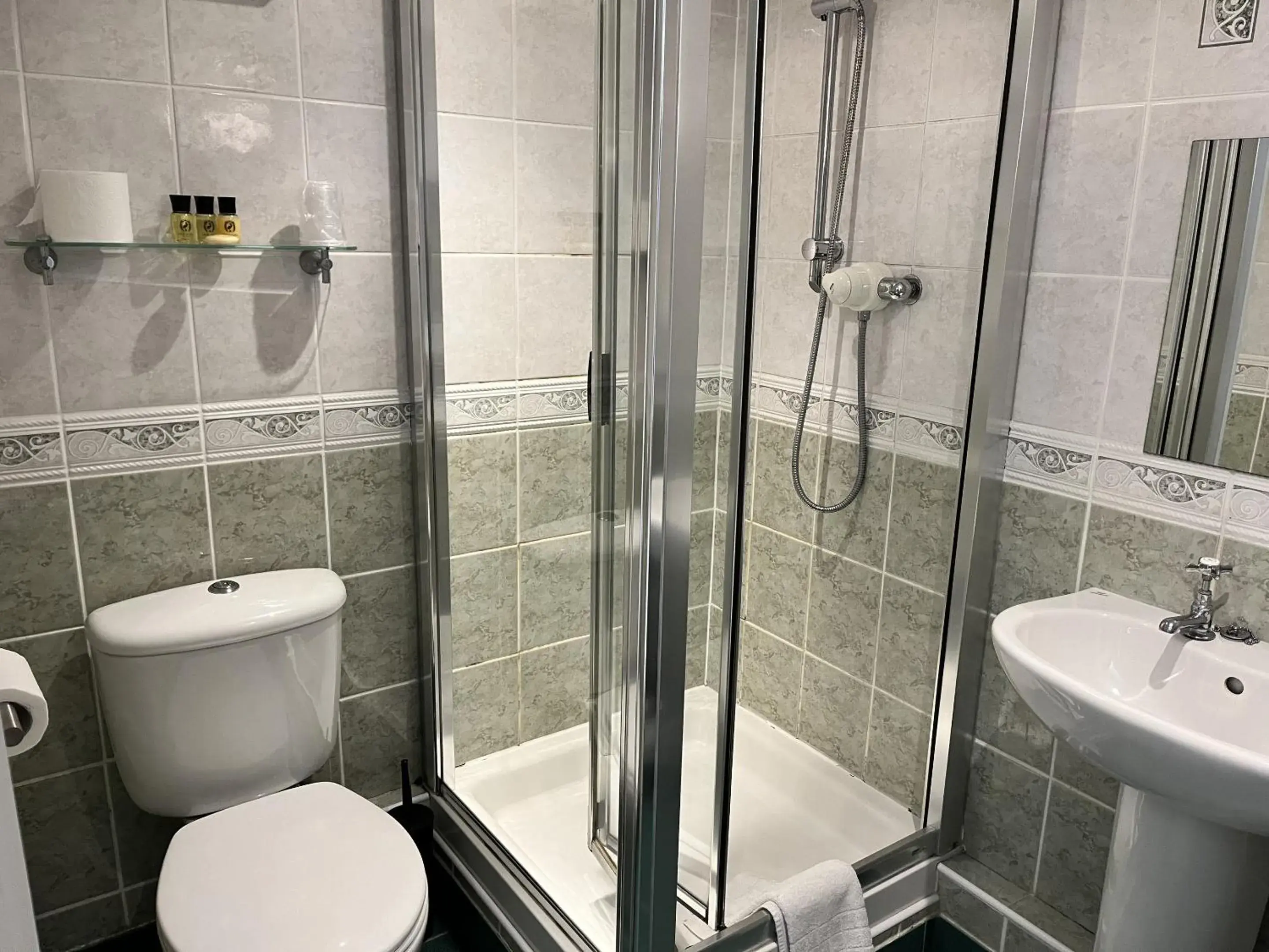 Twin Room with Private Bathroom in The Ship Hotel Twin Room with Private Bathroom in The Ship Hotel