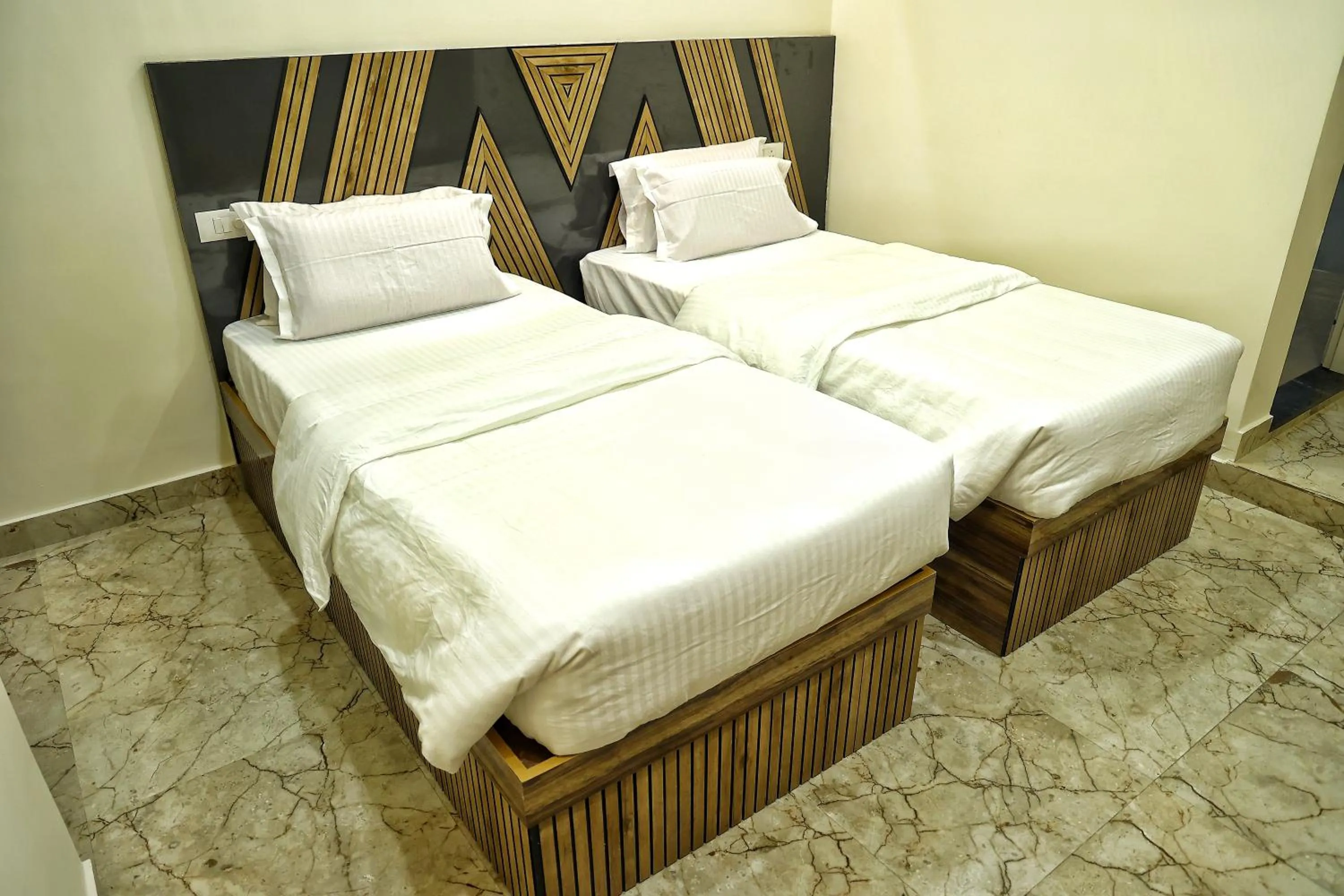 Bed in Hotel Aaryan Comforts - Peenya