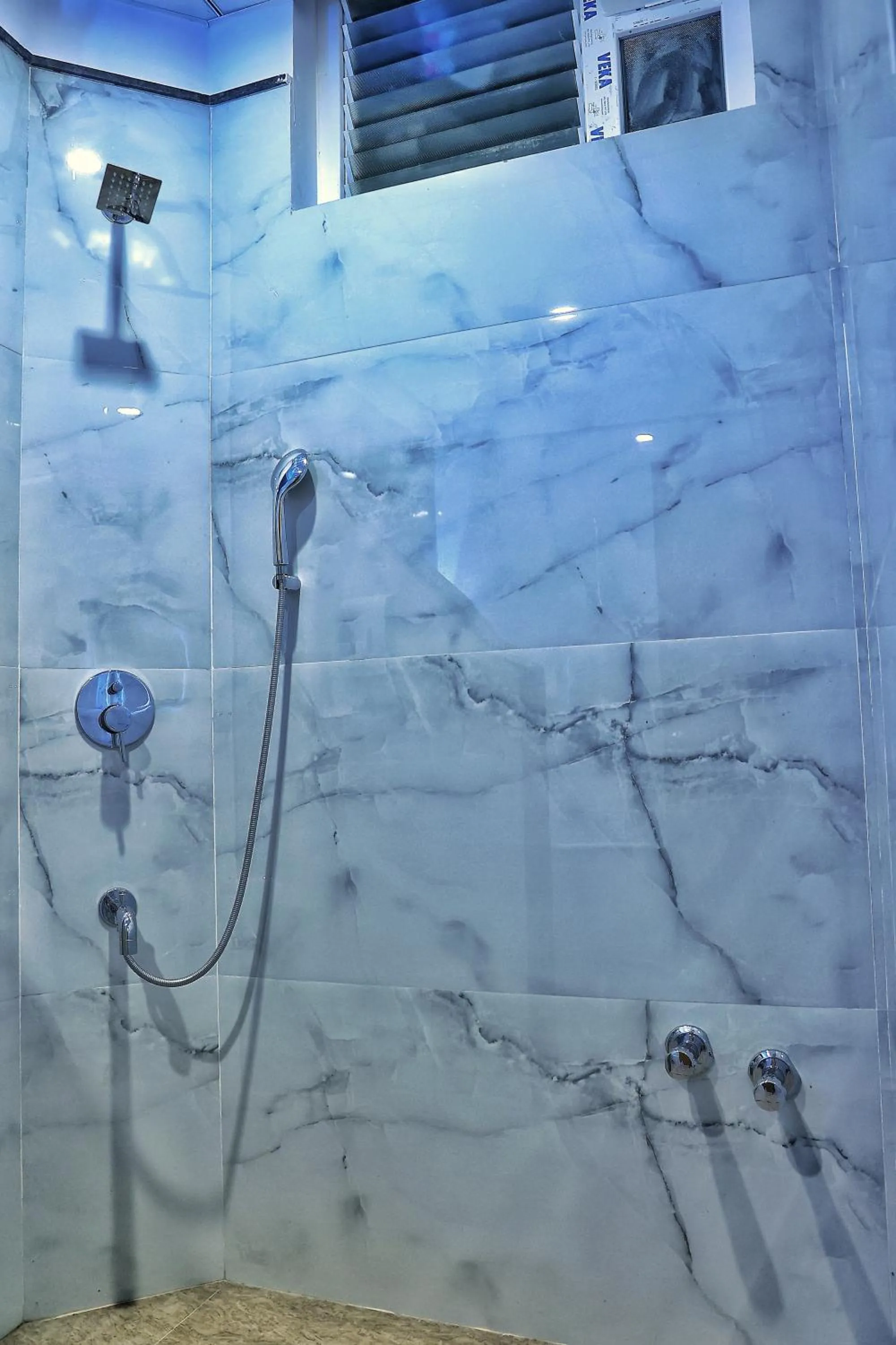 Shower in Hotel Aaryan Comforts - Peenya