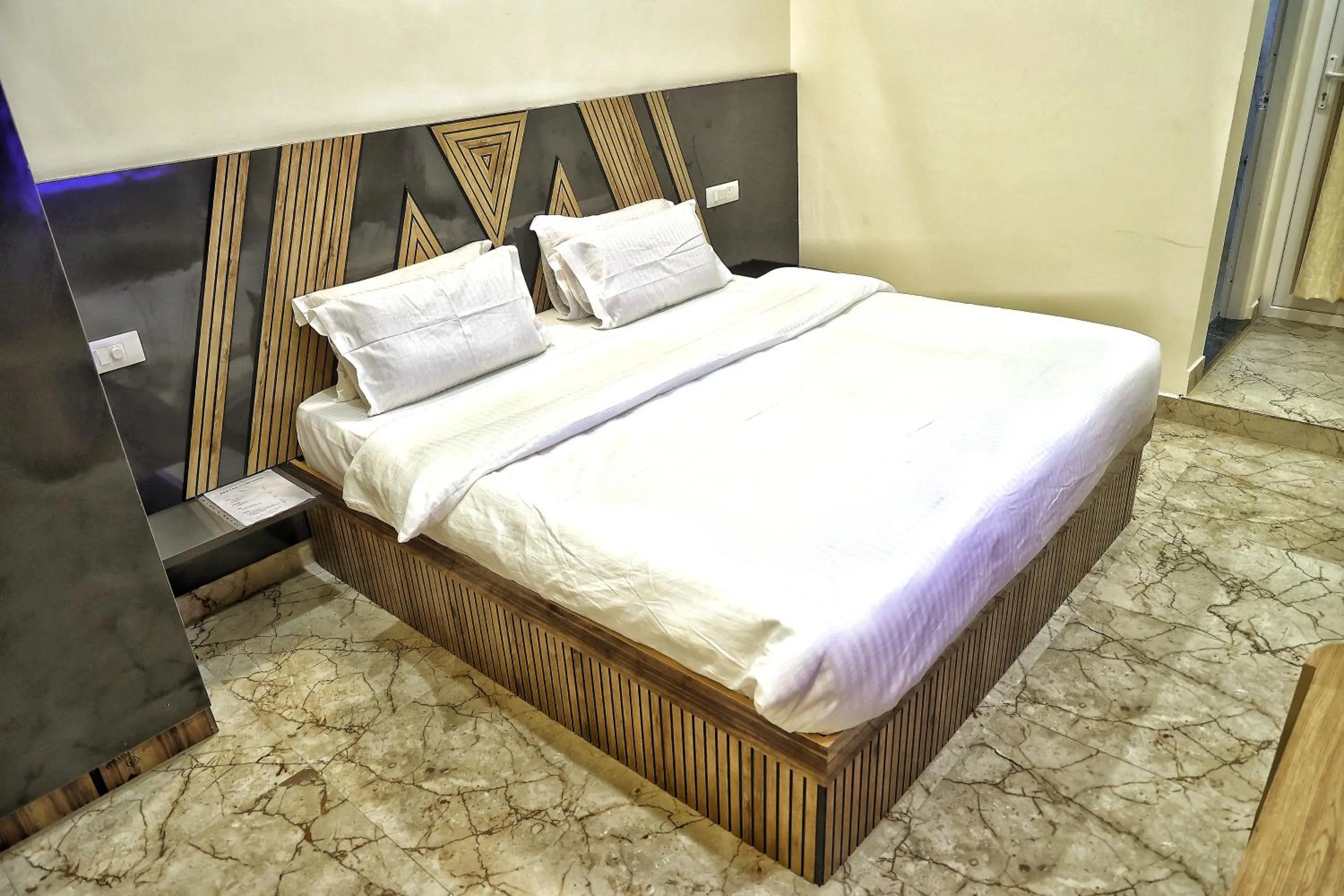 Bed in Hotel Aaryan Comforts - Peenya